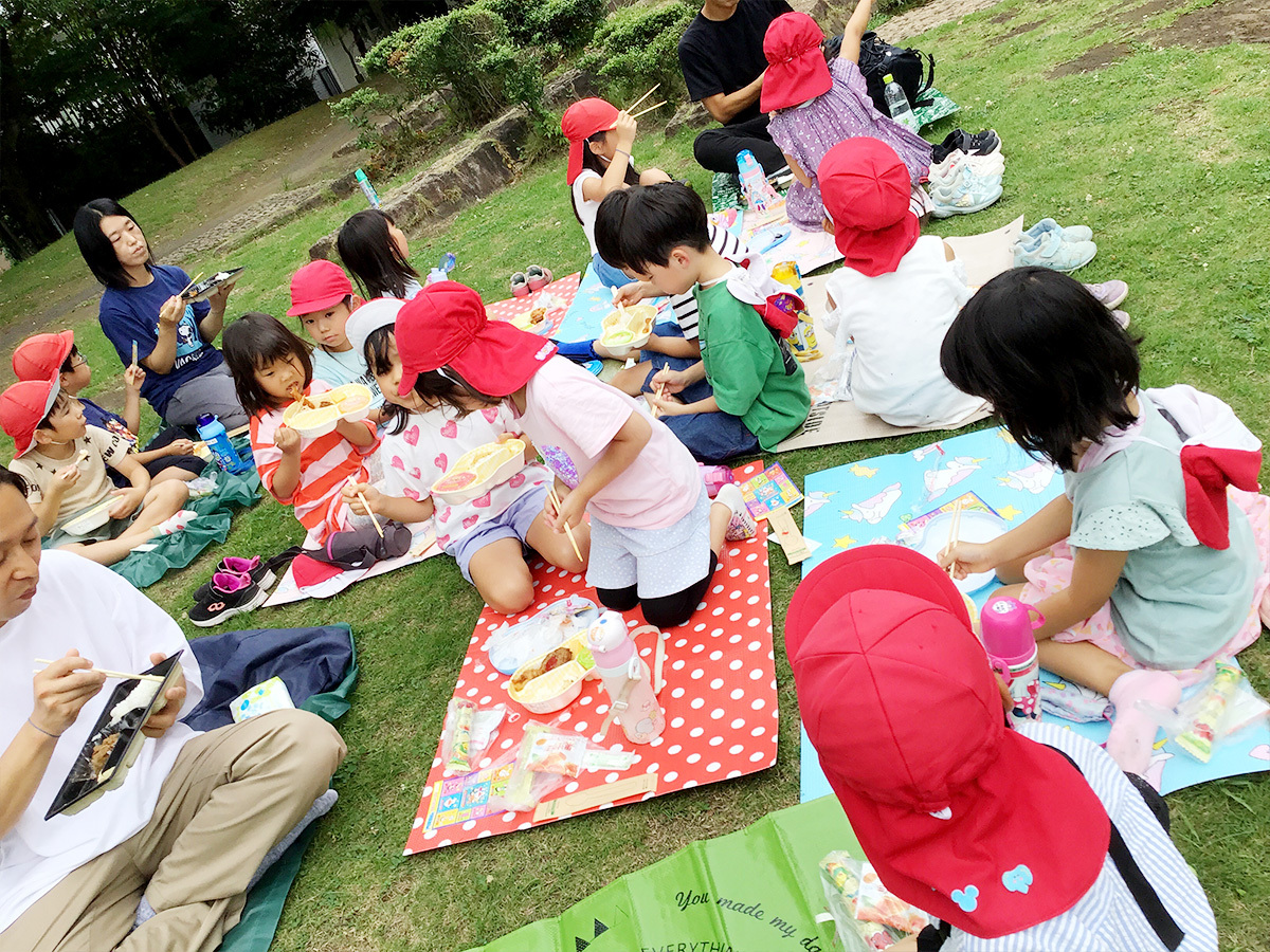 一通り散策をしたら、外の芝生でお弁当タイム！